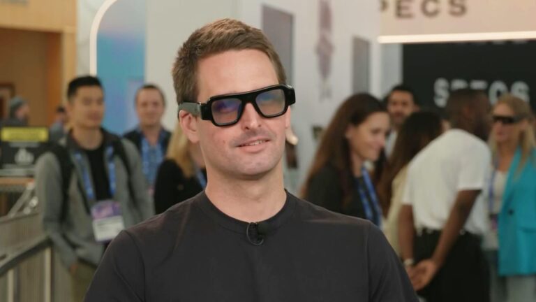 <div>Snap's stock jumps 8% on earnings beat and strong sales forecast</div>