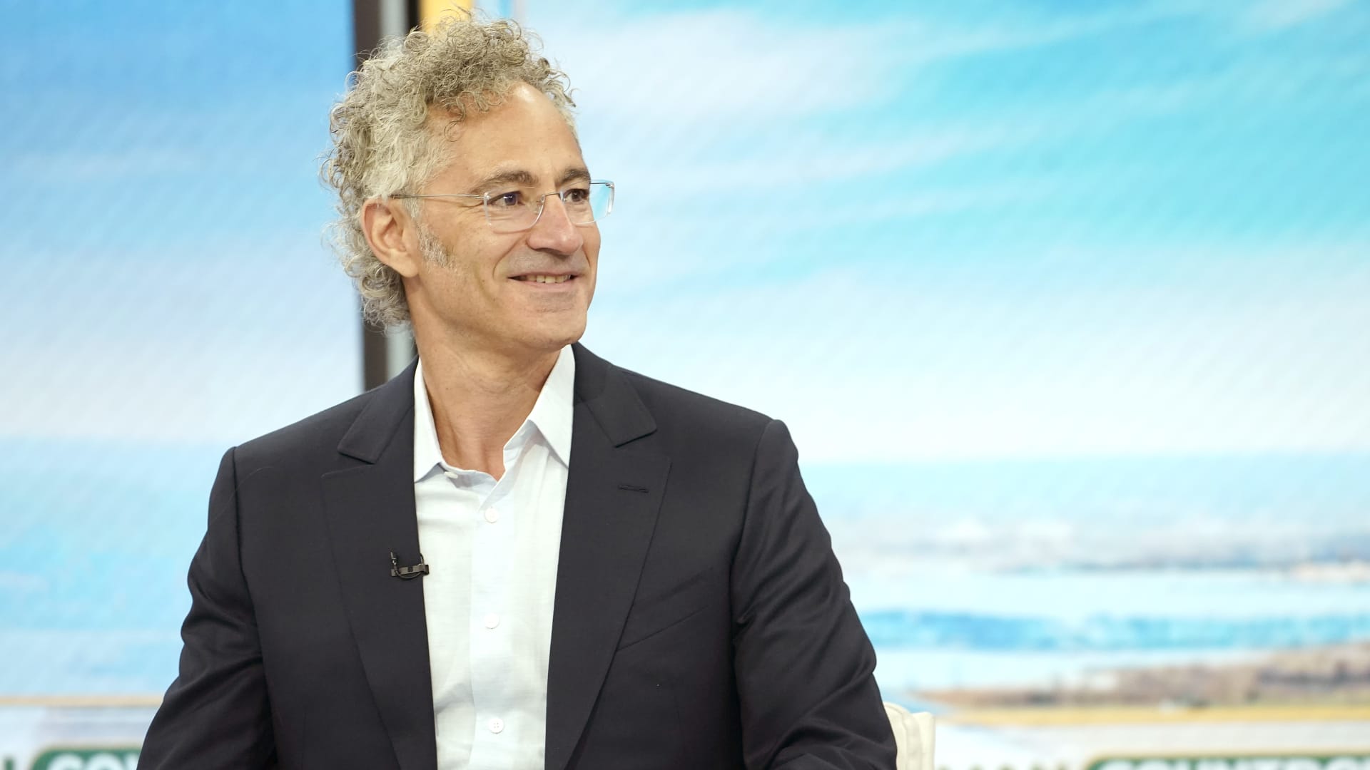 Palantir soars 12% on blowout quarter, with U.S. commercial revenue soaring nearly 150% 