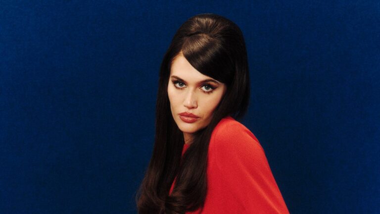 Sienna Spiro on Writing Candidly as a Young Woman, While Being Frank About Adoring Sinatra and Twiggy: ‘Being 20 Is Just Tricky, Period’