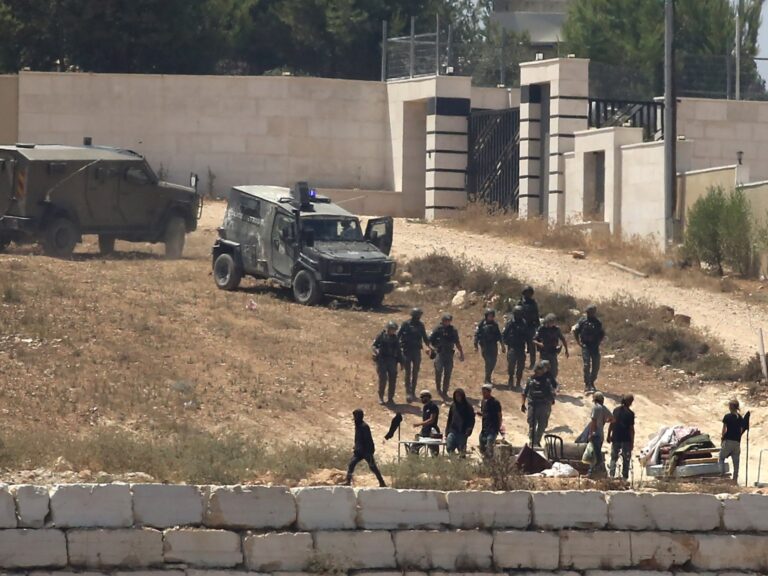 Israeli settlers besiege three Palestinian families in West Bank’s Qusra