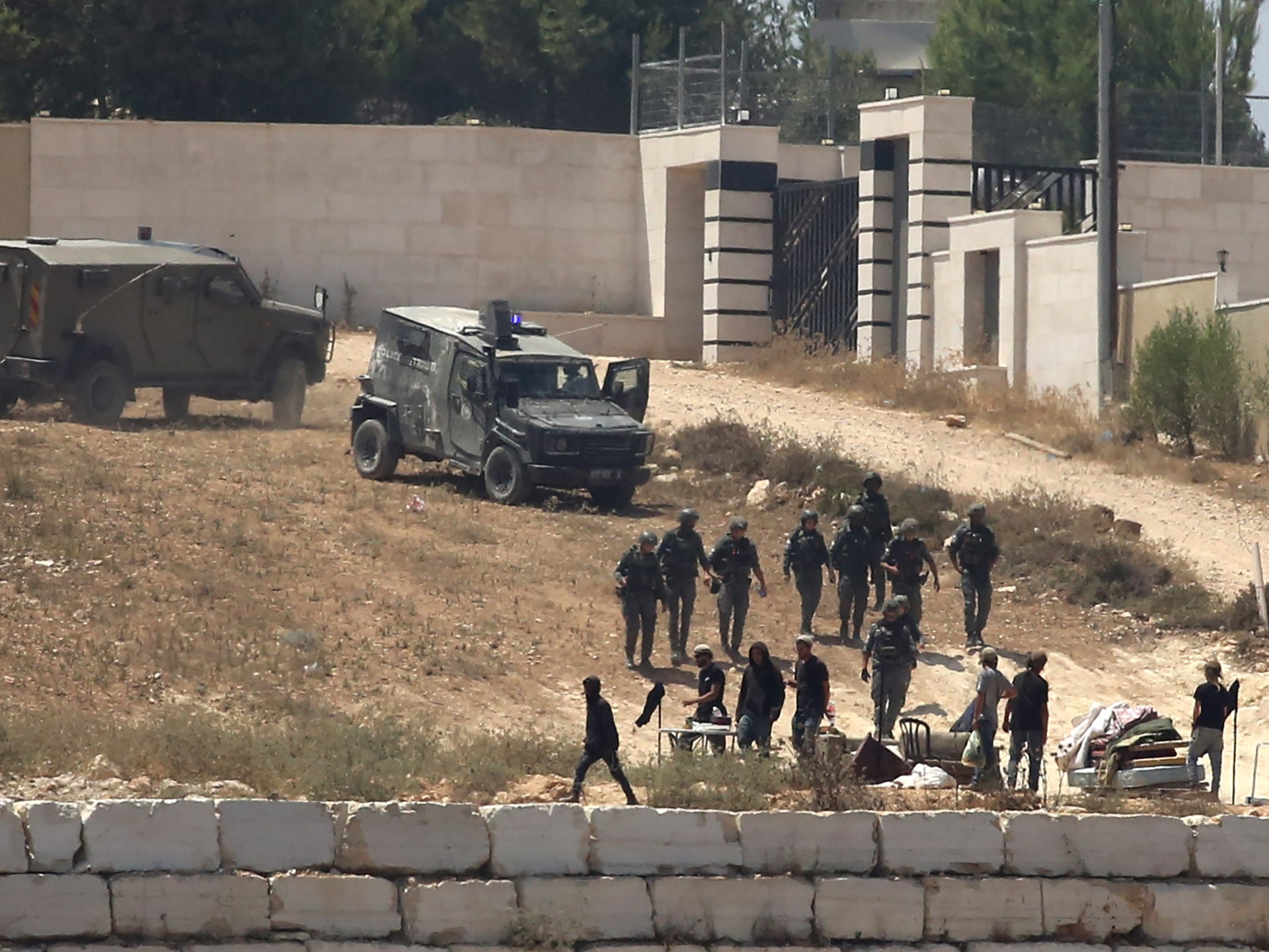 Israeli settlers besiege three Palestinian families in West Bank’s Qusra