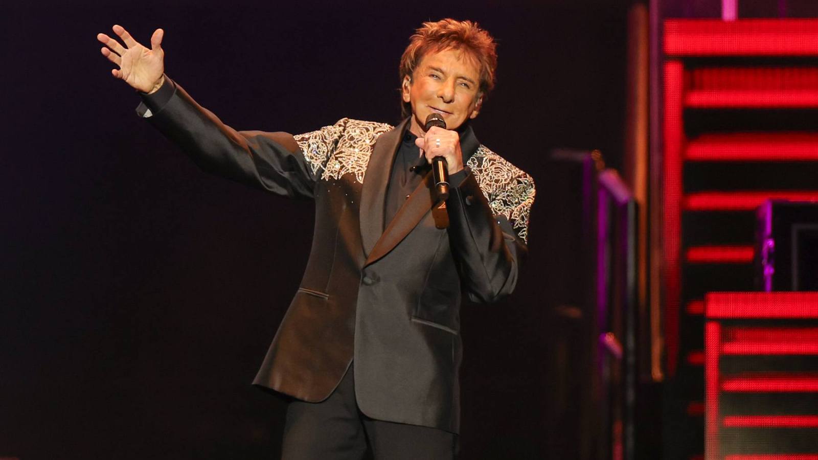 Barry Manilow Postpones Lexington Concert Right Before Showtime