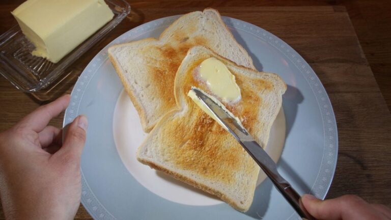 Researchers Put Spinach Directly Into Bread And Saw The Body's Insulin Response Change