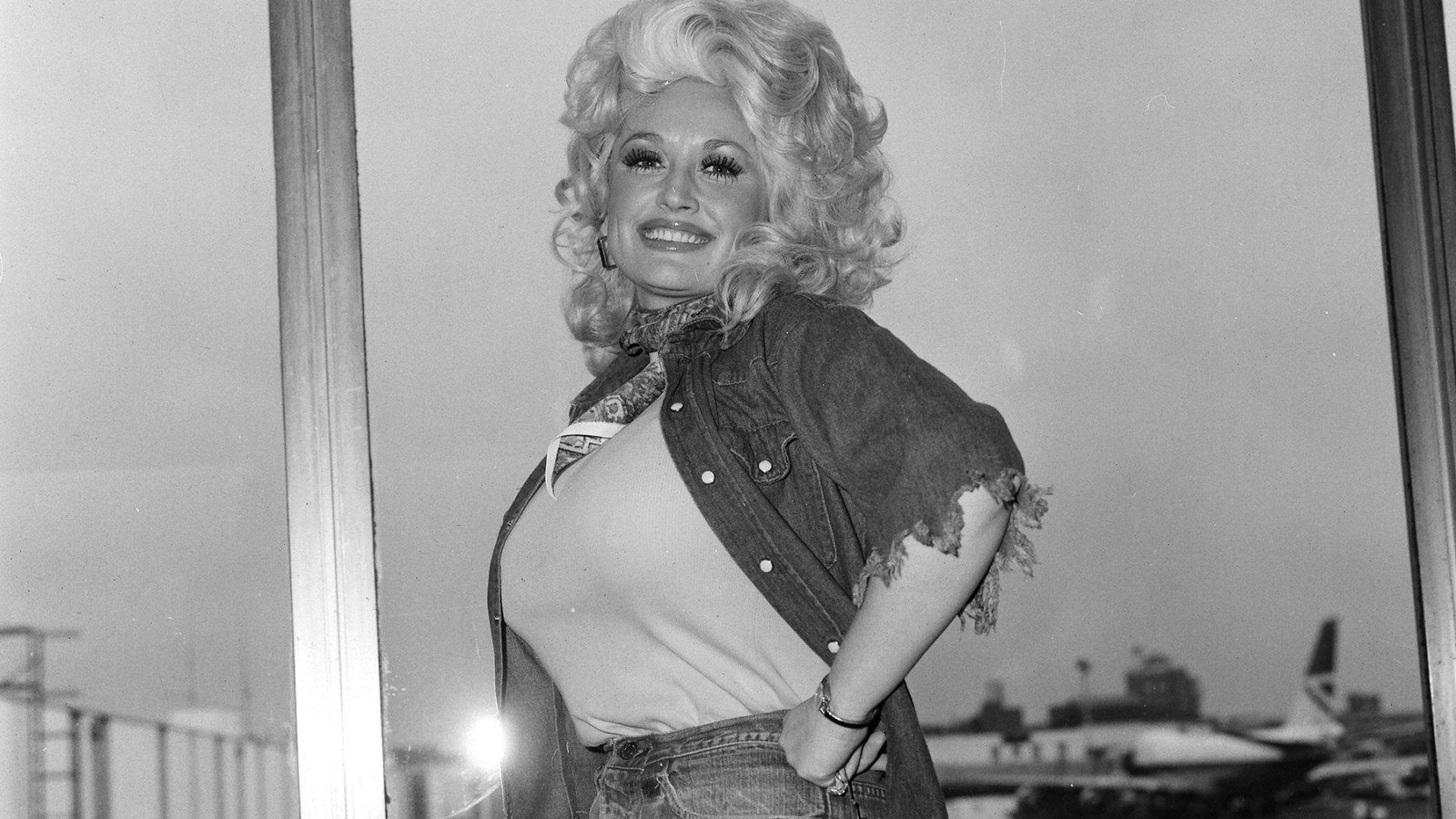 Dolly Parton, Who Hated Flying, Is Getting an Airport Named After Her. She’d Have Liked the Joke