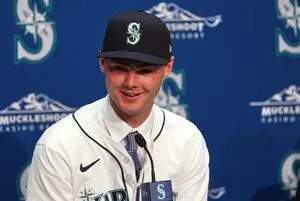 Mariners plan to start top prospect Kade Anderson Saturday, according to AP source