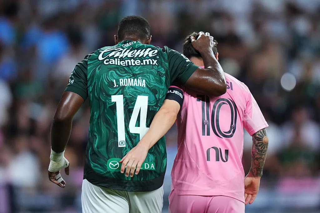 📸 Watch the reaction, Romaña catches Messi off guard with a hug