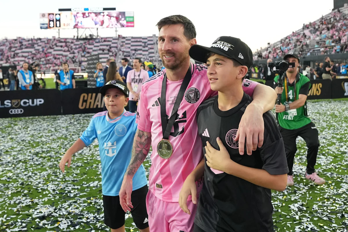 🥐☕️FC Breakfast: Messi the strict dad, Sporting's big buzz stunt on X!