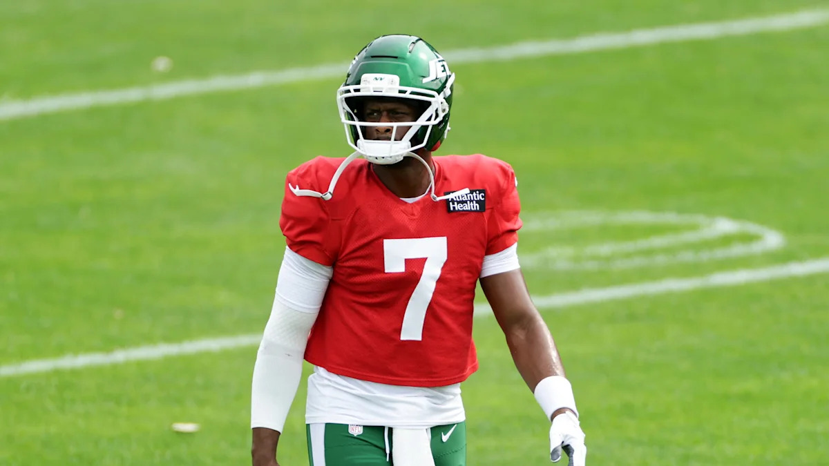Geno Smith is on the field at Jets practice Monday