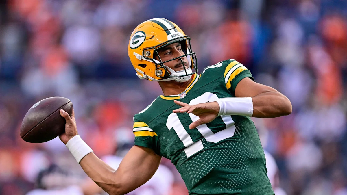 Jordan Love plays one series, throws TD pass