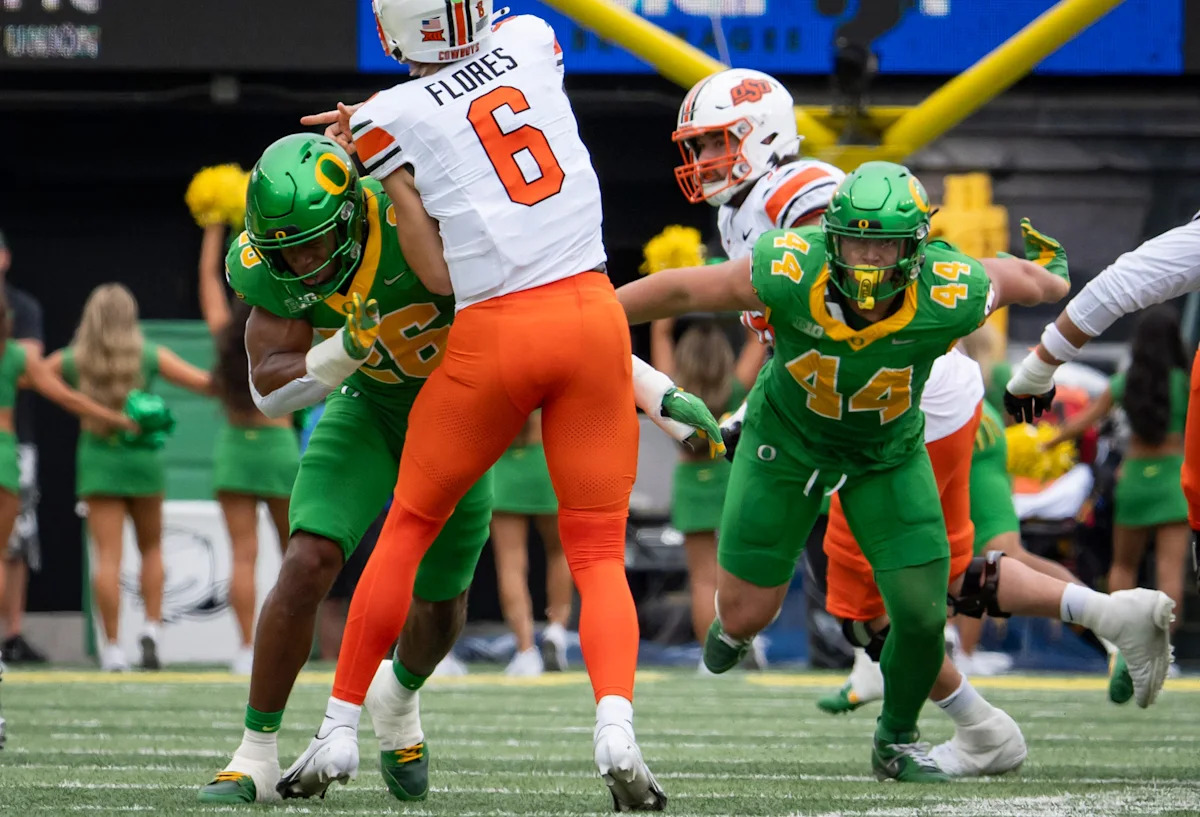 Oregon football depth chart projection. Who will start for the Ducks?