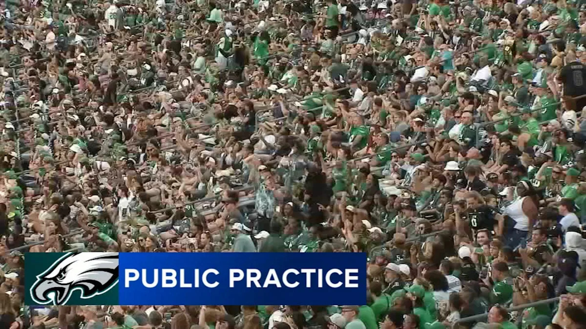 Thousands of Eagles fans pack Lincoln Financial Field for public practice