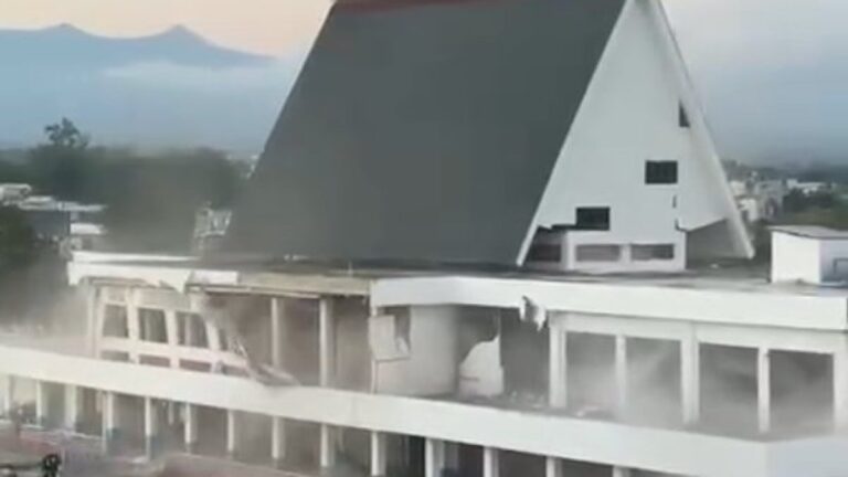 7.7-magnitude earthquake strikes eastern Indonesia