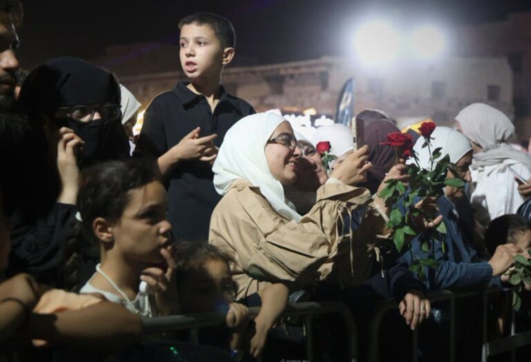 Army drops roses on Syrian crowds in a far cry from war