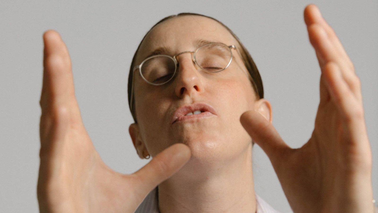 Robby Hoffman Drops Limited-Edition Vinyl of Her Latest Comedy Special ‘Wake Up’