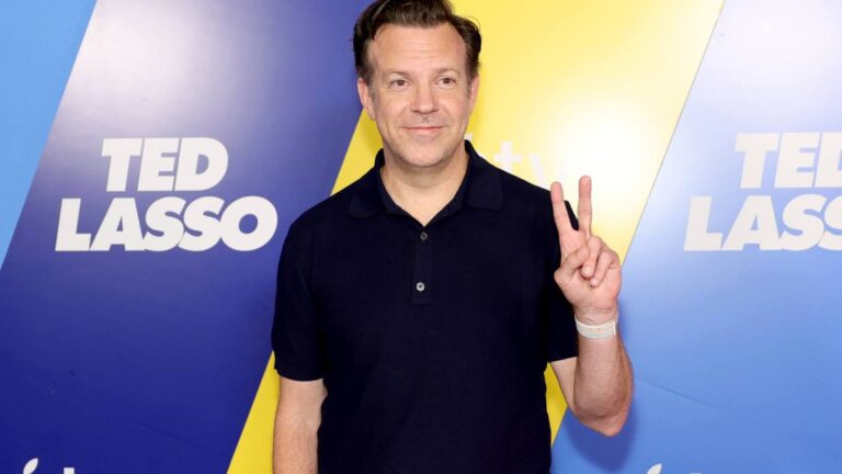 Jason Sudeikis Joins Mumford and Sons Onstage to Sing ‘Ted Lasso’ Theme Song