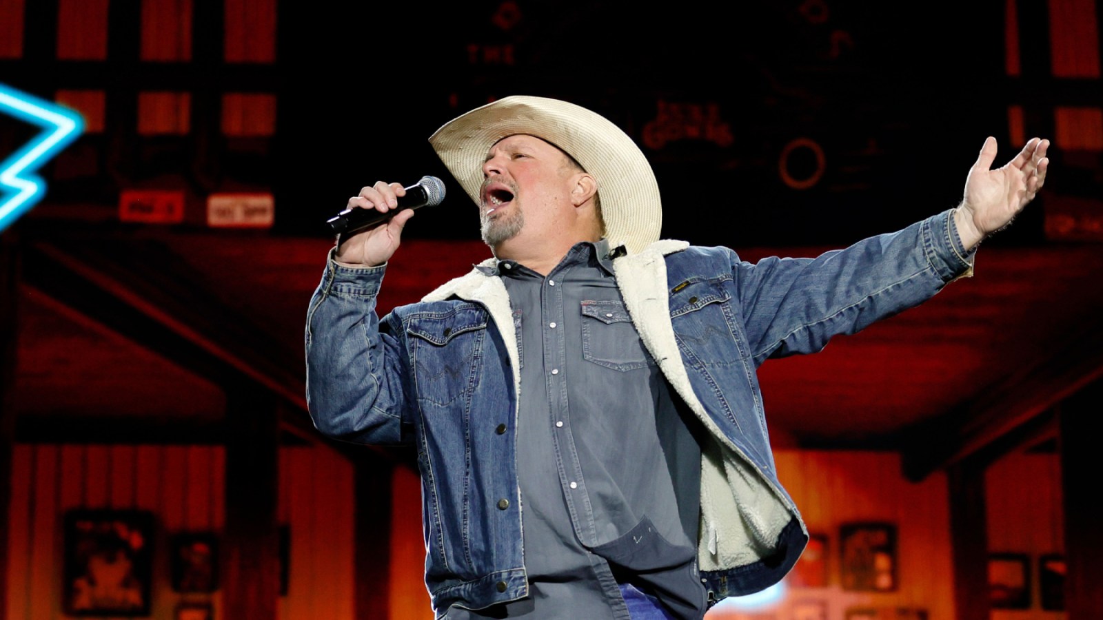 Garth Brooks, Kelly Clarkson, Willie Nelson Set for Stagecoach 2027