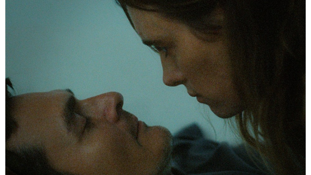 ‘My Notes on Mars’ Review: Mackenzie Davis and Rupert Friend Star in an Imperfect Breakdown of Marriage and Memory