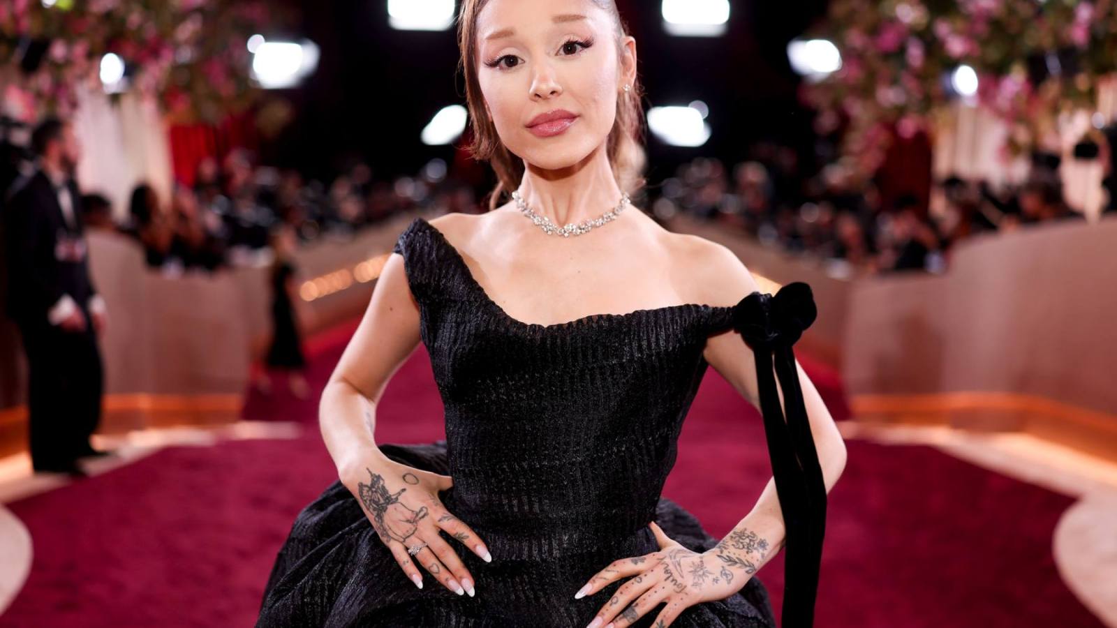 Ariana Grande Tells Fans She’ll Wear ‘Cozy Footwear’ On Stage After Minor Foot Injury