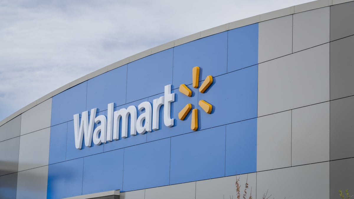 Walmart’s new tap-to-pay sign has the internet roasting its AI art