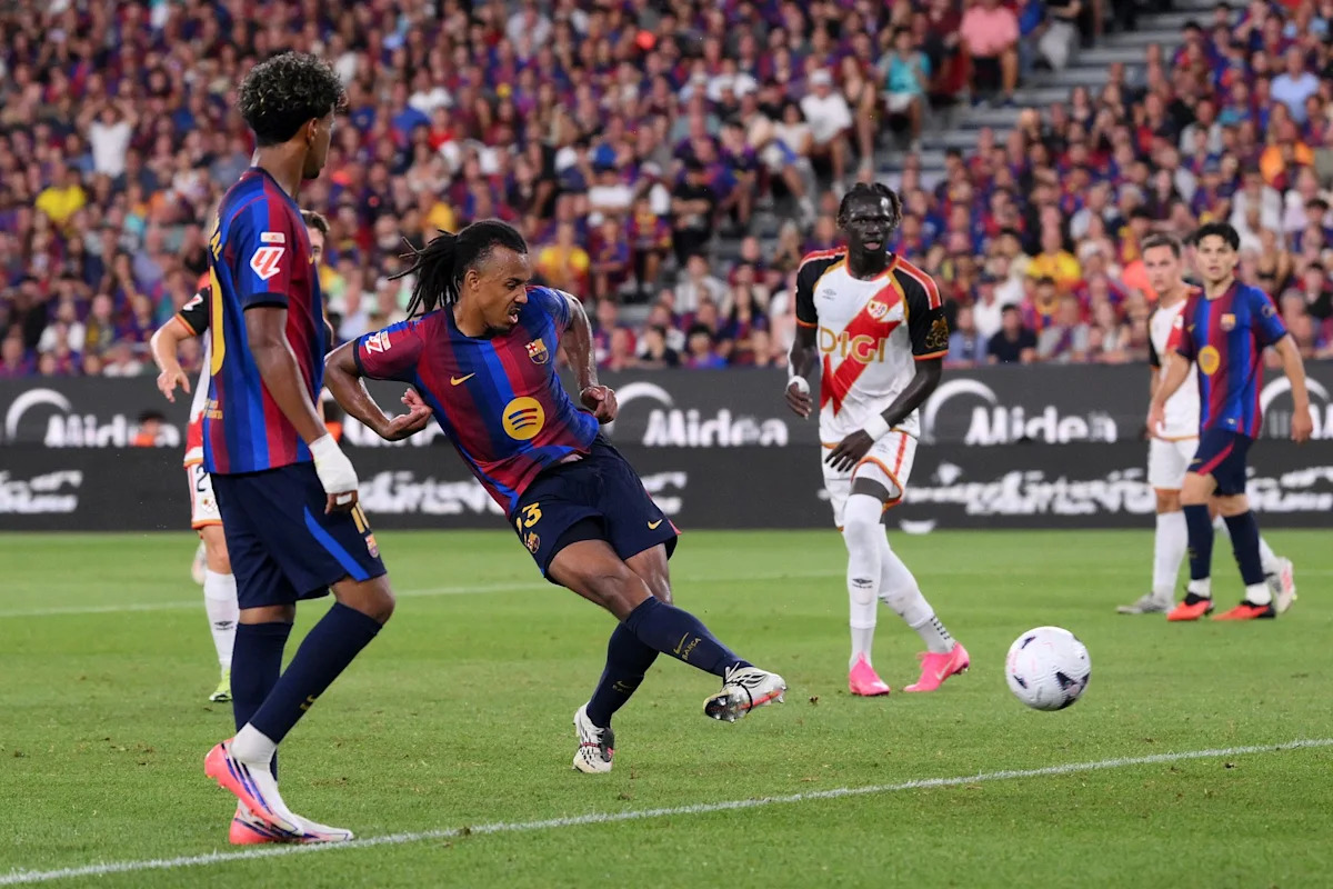 Flick tests 27-year-old Barcelona star at centre-back in training ahead of Valencia game