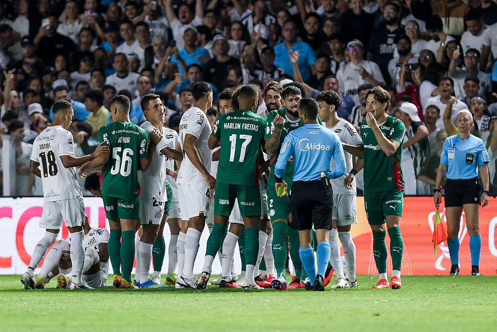 Santos v Palmeiras derby sees two yellows in first move; watch 🎥