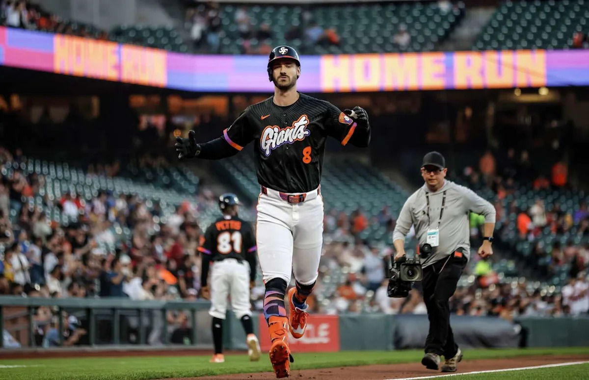 Giants' big cast of rookies, castoffs has team playing with some spark