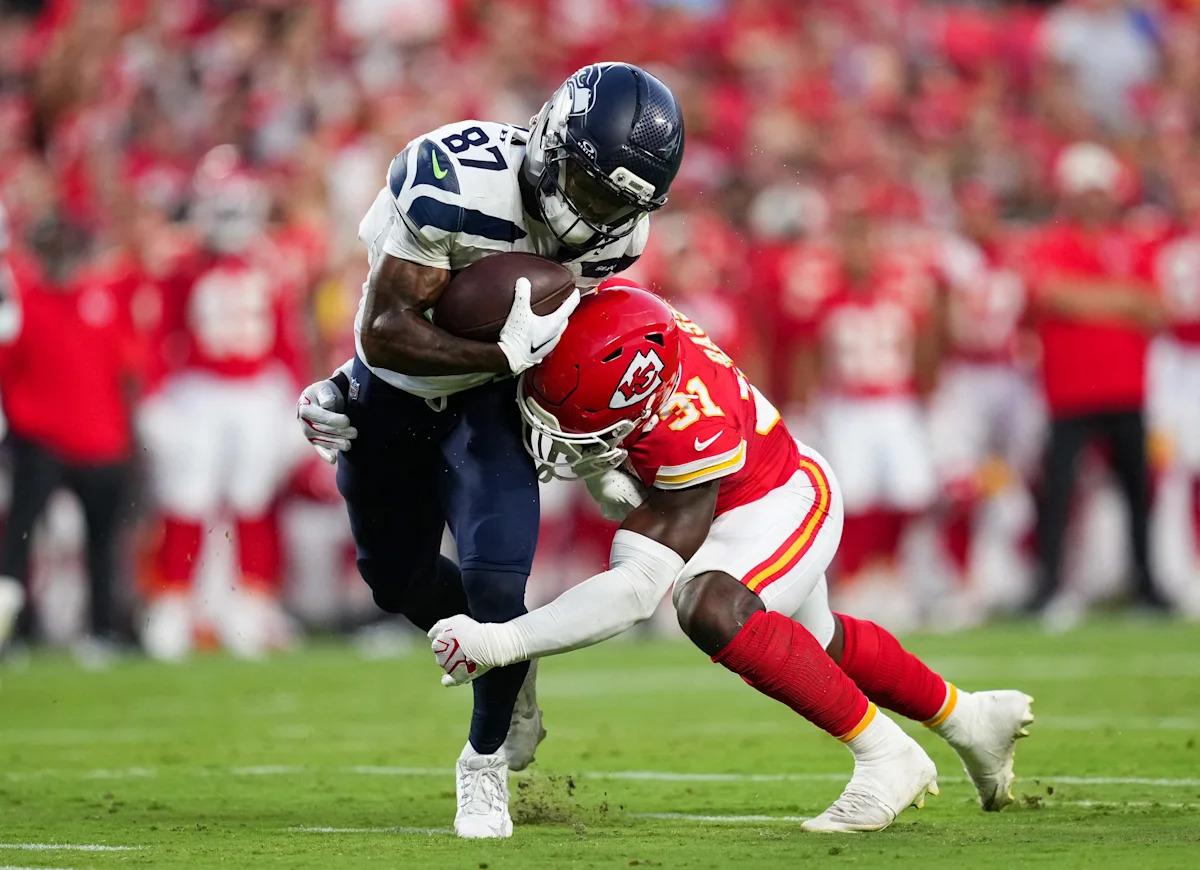 Watch Montorie Foster call his parents after making Seahawks' roster