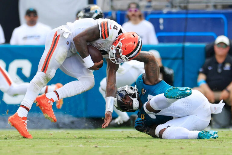 Jaguars defense, Foye Oluokun, set the early tone vs Browns with turnover