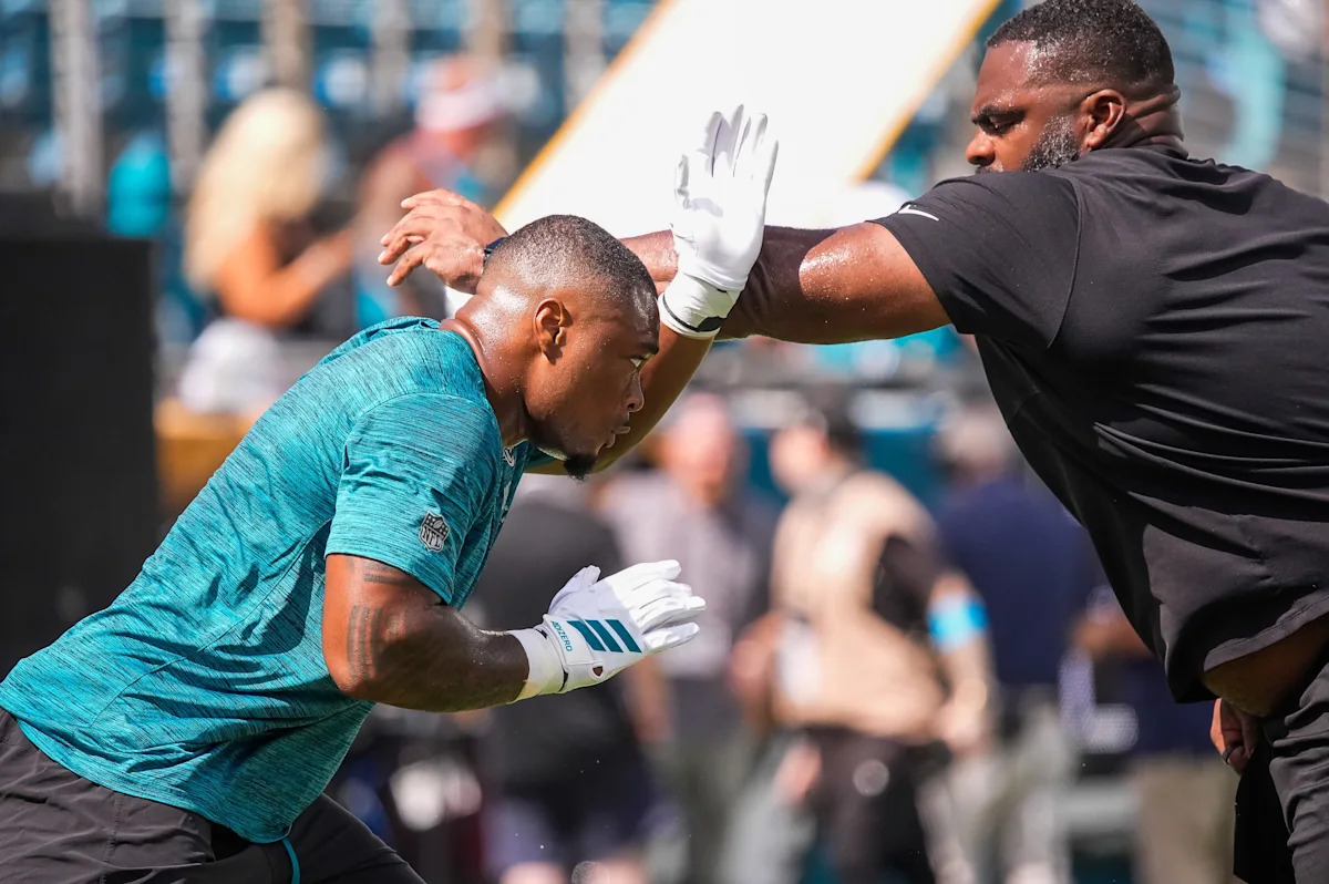 Jaguars DE B.J. Green II departs game vs. Cleveland with elbow injury