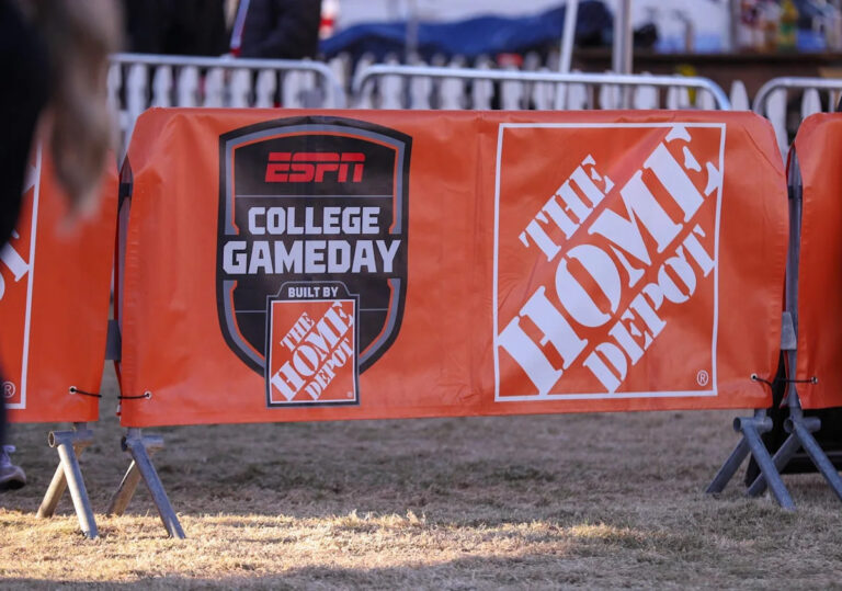 Inclement weather forces 'College GameDay' crew inside for Week 1 at LSU