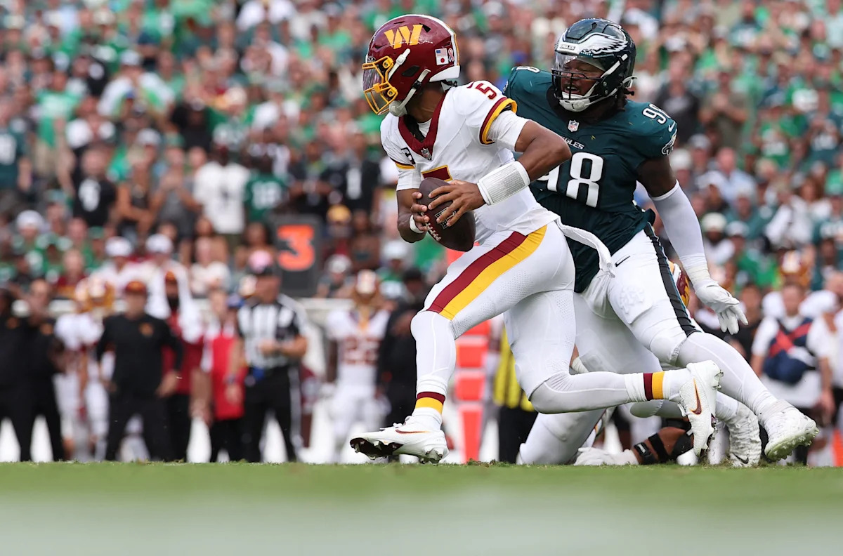 WATCH: Commanders' Jayden Daniels makes several Eagles miss on this run
