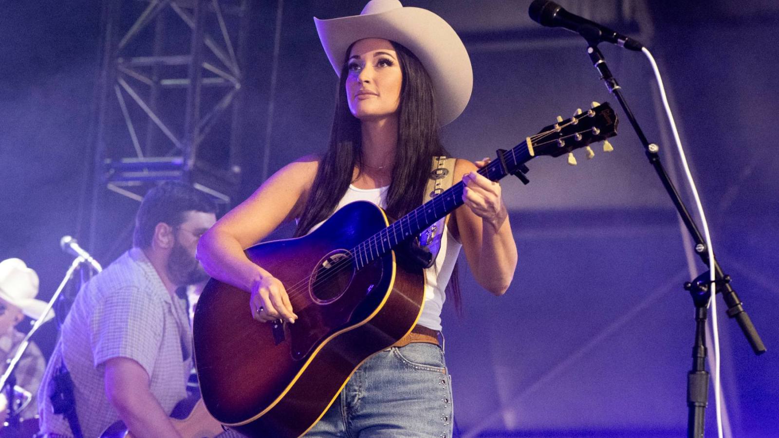 Kacey Musgraves Honors ‘Supernova’ Dolly Parton and Covers ‘9 to 5’